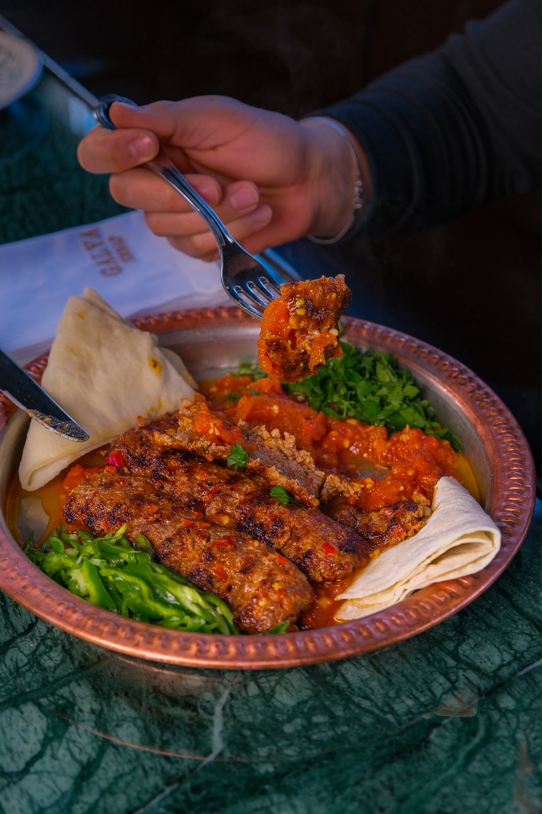Galya Kebap'ta bakır tabakta kebap servisi